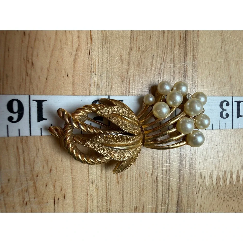 Crown Trifari Gold Tone Faux Pearl Rhinestone Brooch Vintage Floral Pin